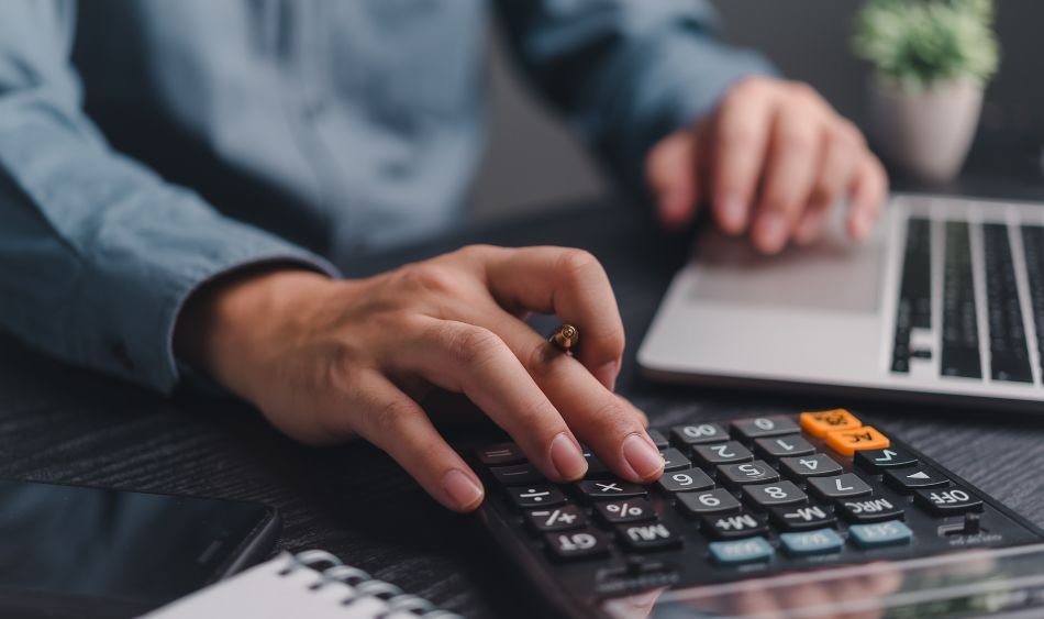 Gestão completa de folha de pagamento e obrigações trabalhistas